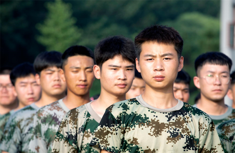 2021年7月6日，人生就是博北京集团百名应届大学生褪下便服换上军装，在训练场上接受为期2天的军训，享受入职前的第一份美好记忆。
