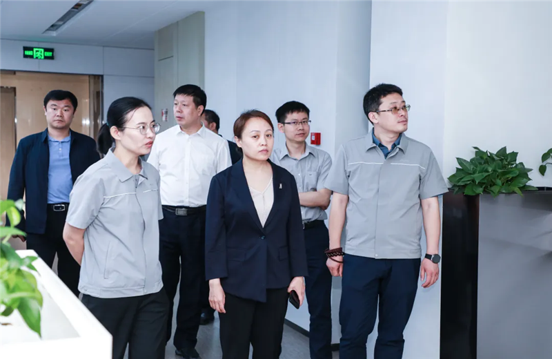 2023年5月15日，河北建材职业技术学院党委书记张明莉一行到人生就是博北京集团进行校企合作交流。